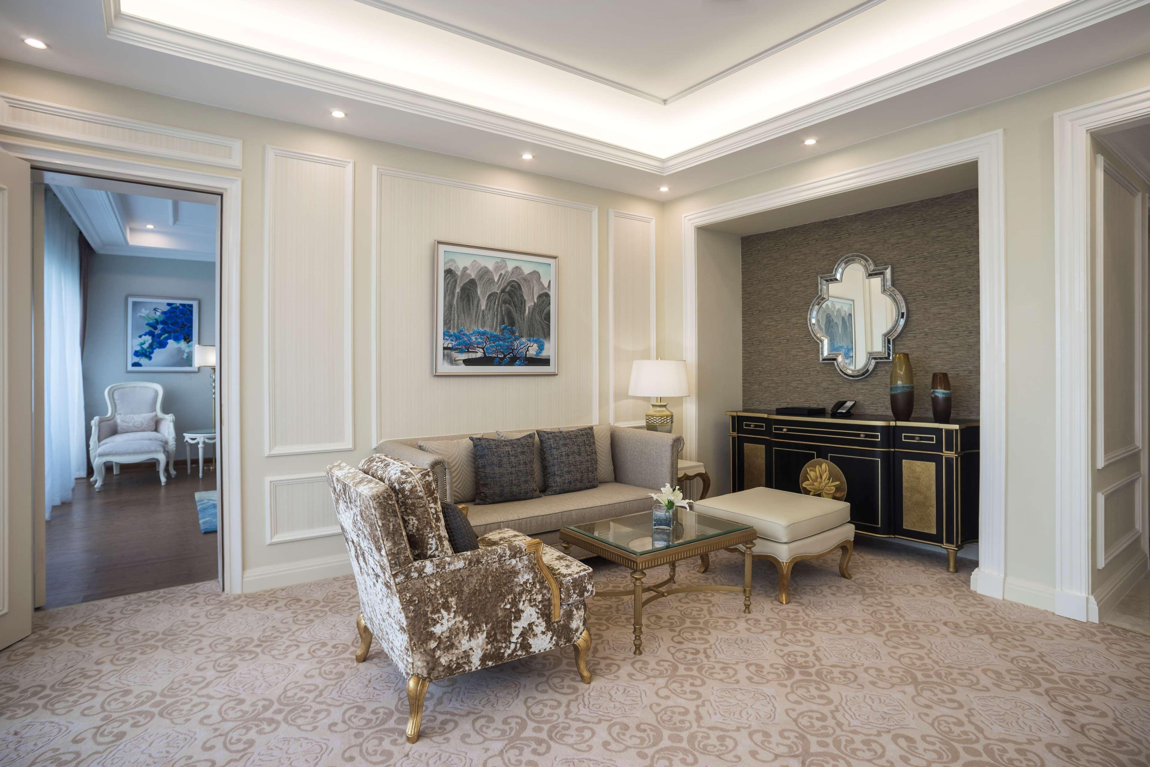 Radisson Blu Resort Duong Dong Exterior foto A living room in a suite at the Ritz-Carlton, Singapore