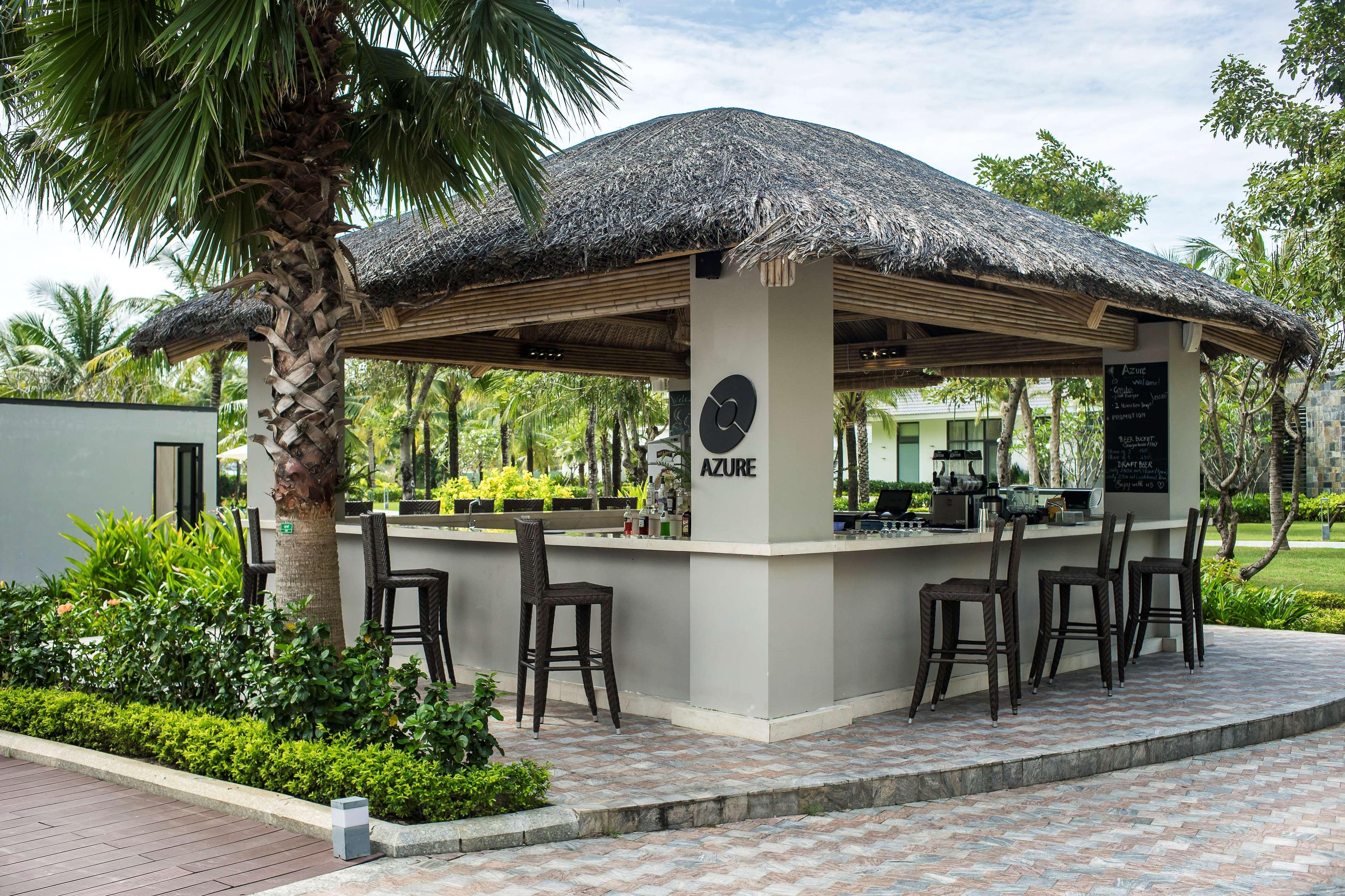 Radisson Blu Resort Duong Dong Exterior foto A bar at a resort