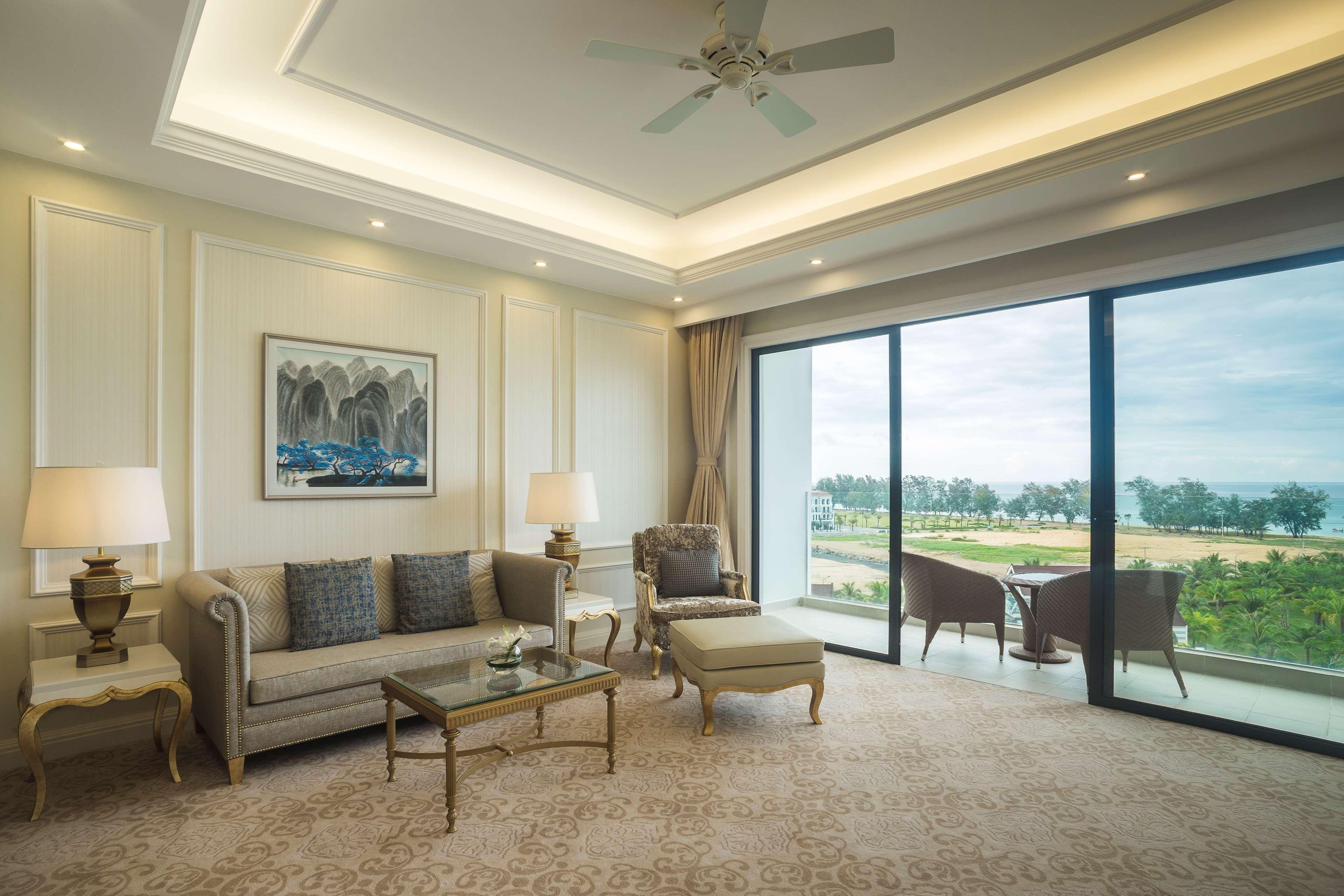 Radisson Blu Resort Duong Dong Exterior foto Living room of a suite
