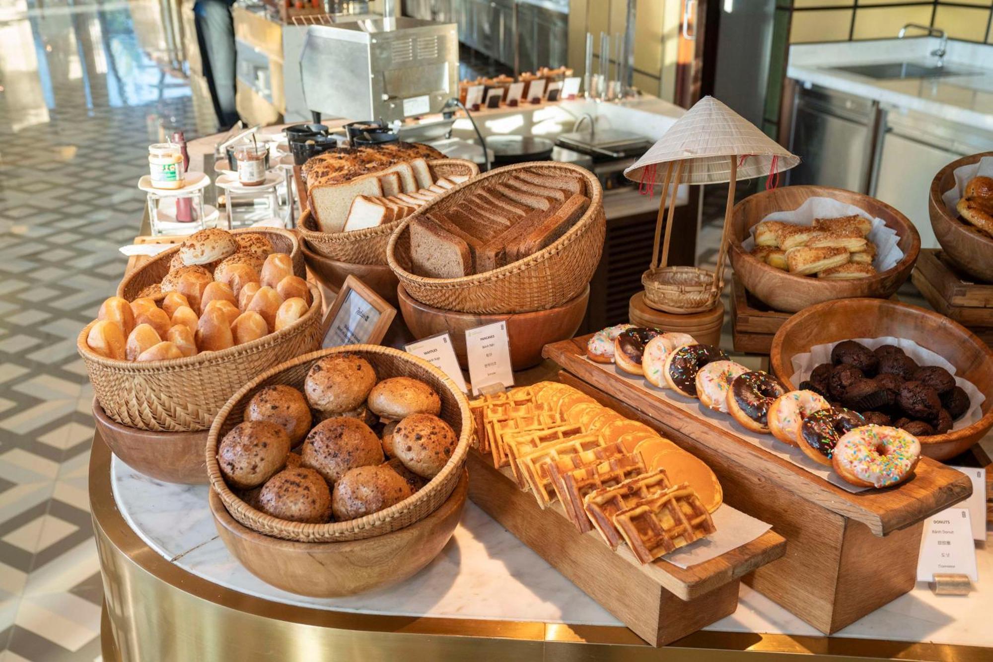 Radisson Blu Resort Duong Dong Exterior foto A selection of bread and pastries