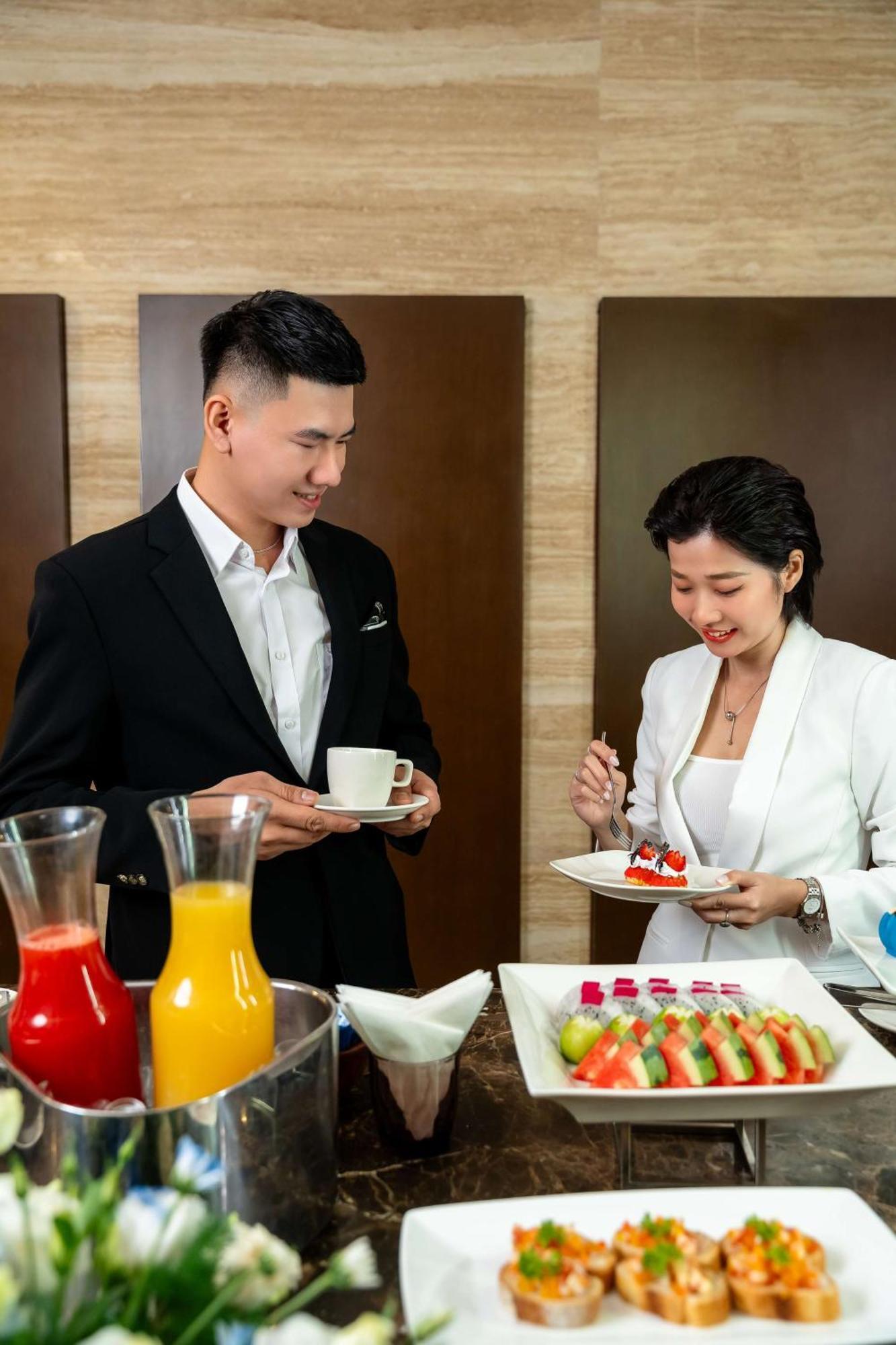 Radisson Blu Resort Duong Dong Exterior foto A butler serving a guest