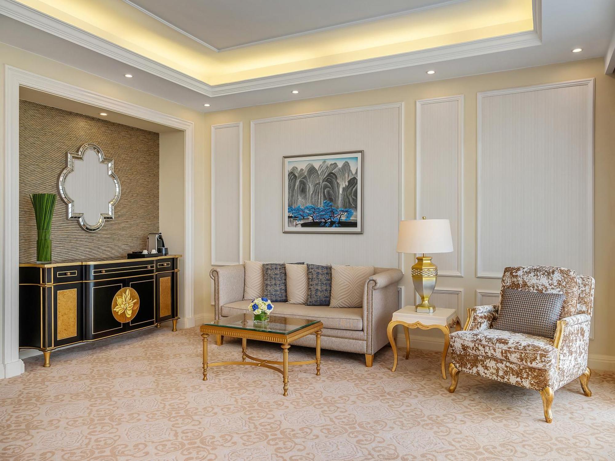 Radisson Blu Resort Duong Dong Exterior foto A living room in a suite at the hotel
